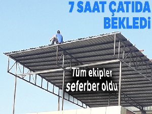 7 saat çatıda bekledi, onlarca görevliyi meşgul etti