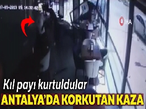 Fırına dalan otomobilin altında kalmaktan kıl payı kurtuldular