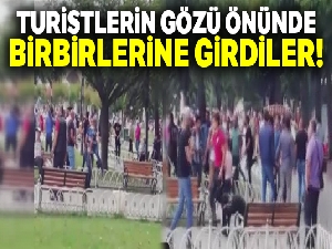 Sultanahmet meydanında turistlerin gözü önünde birbirlerine girdiler