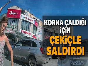 Kadın sürücü kendisine korna çalan araca çekiçle saldırdı