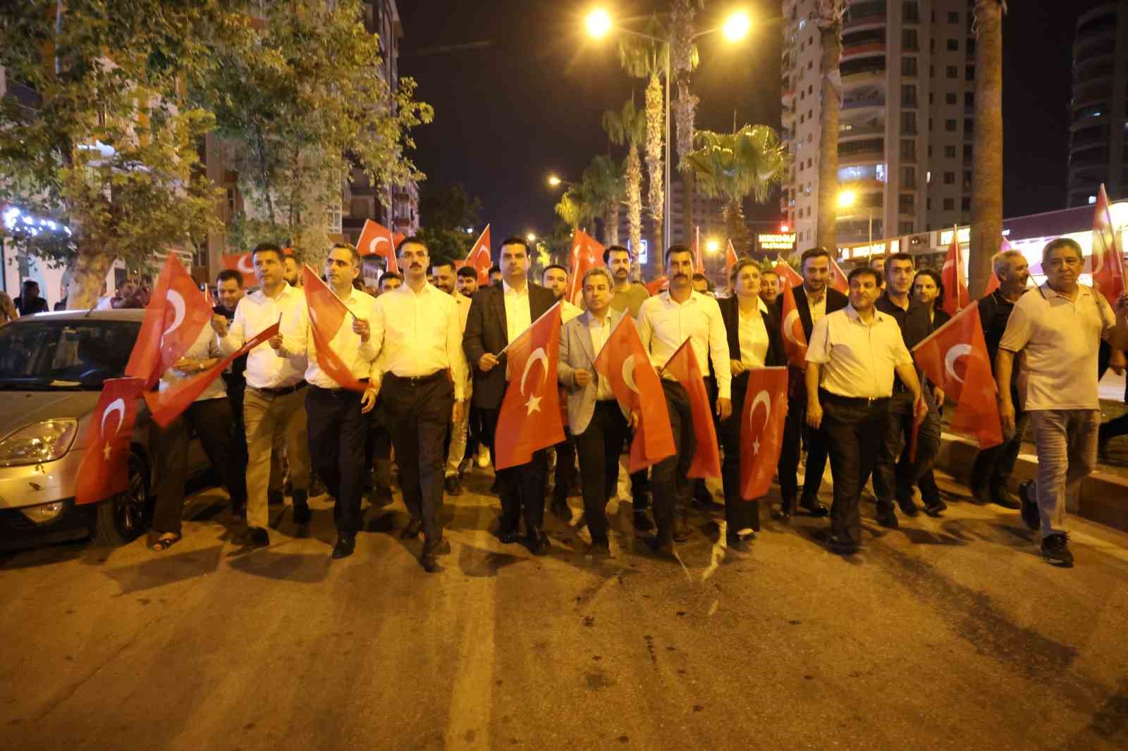 kozan-da-vatandaslar-turk-bayraklari-ile-15-temmuz-un-yildonumunde-meydanlarda