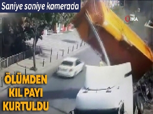 Hafriyat kamyonu devrildi, sürücü saniyelerle kurtuldu