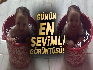 Sıcaktan bunalan bebek su dolu kovada serinledi