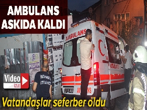 Ambulans askıda kaldı, vatandaşlar üzerine çıkarak dengede tutmaya çalıştı