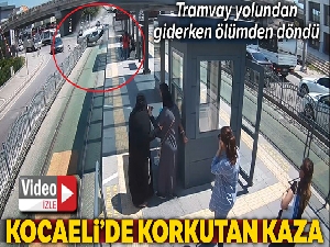 Tramvay yolunda hız yapan otomobil yolcu dolu durağa saplandı