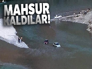 Siirt'te çayda mahsur kalan vatandaşlar traktörle kurtarıldı