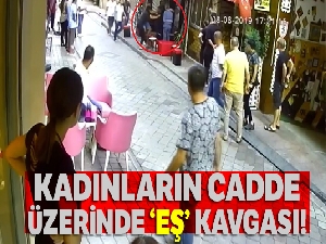 Kadınların cadde üzerindeki 'eş' kavgası kamerada