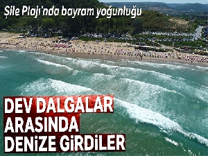 Şile Plajı'nda bayram yoğunluğu! Dev dalgalar arasında denize girdiler