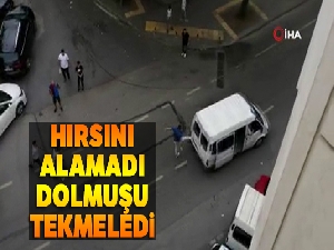 Hırsını alamayınca dolmuşu tekmeledi: O anlar kamerada