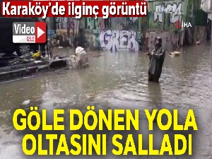 Karaköy'de ilginç görüntü...Göle dönen yola oltasını salladı