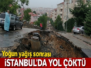 İstanbul'da yoğun yağış sonrası yol çöktü