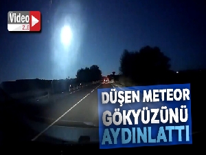 İtalya'da düşen meteor gökyüzünü aydınlattı