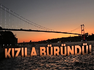 İstanbul'da akşam saatlerinde gökyüzü kızıla büründü