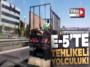 E-5'te iki çocuğun kamyonet kasasında tehlikeli yolculuğu kamerada