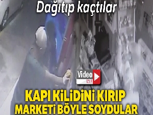Pendik'te hırsızların kapı kilidini kırıp marketten sigara çaldığı anlar kamerada