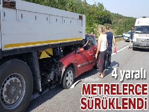 Tır saplanan otomobili metrelerce sürükledi: 4 yaralı