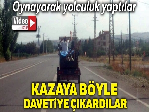 Üç tekerlekli motosiklette oynayarak yolculuk yaptılar