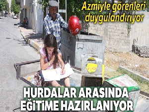 Babasının çöpten topladığı kitapları okuyor