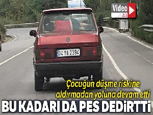 Otomobilin arka camıyla koltuğu arasında uyuyan çocuğun tehlikeli yolculuğu kamerada