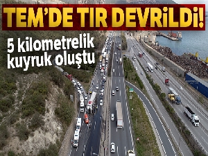 TEM'de tır devrildi, 5 kilometrelik kuyruk oluştu