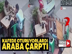 Kafede oturan 2 gence araba çarptı