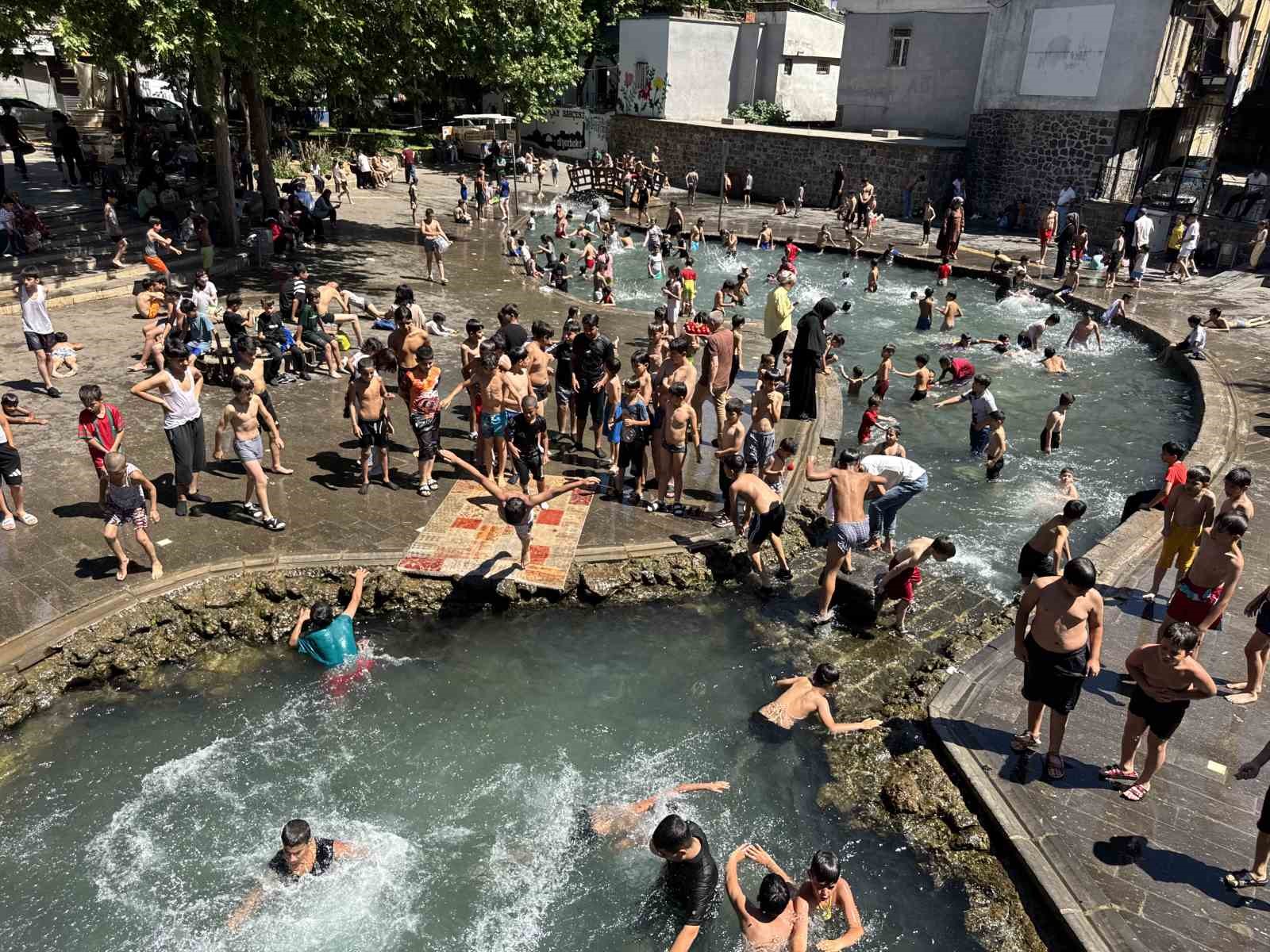 diyarbakir-da-sicaklik-37-dereceyi-gosterince-cocuklar-solugu-anzele-de-aldi