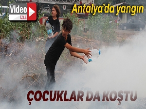 Çocuklar ellerindeki pet şişelerle yangını söndürmek için ekiplere yardım etti