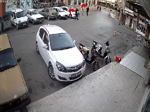 Maskeli saldırganın tüfekle vurma anı kamerada