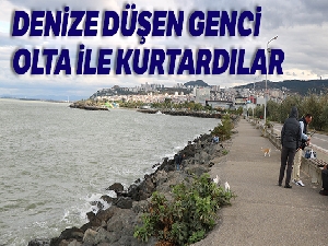 Denize düşen genci oltayla kurtardılar