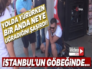 Taksim'de bir binadan kopan parça yoldan geçen turistin üzerine düştü