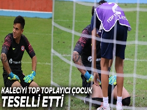Kaleciyi top toplayıcı çocuk teselli etti