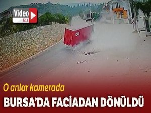 TIR'dan konteyner düştü, faciadan dönüldü