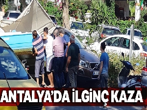 Kaş'ta ilginç kaza: Tekne otomobilin üzerine devrildi