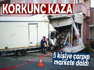 Kamyon yol kenarında bekleyen 5 kişiye çarpıp markete daldı