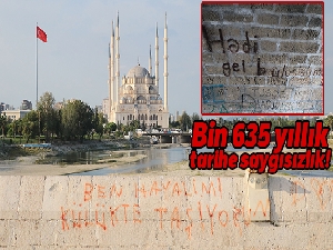 Dünyanın en eski köprüsüne sprey boya ile yazı yazdılar