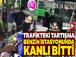 Trafikte kavga eden sürücüler benzin istasyonunda birbirine girdi