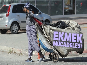 Yaşlı kadının ekmek mücadelesi