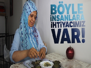 Kanser hastası kadın sardığı sarmalarla öğrencilere burs veriyor