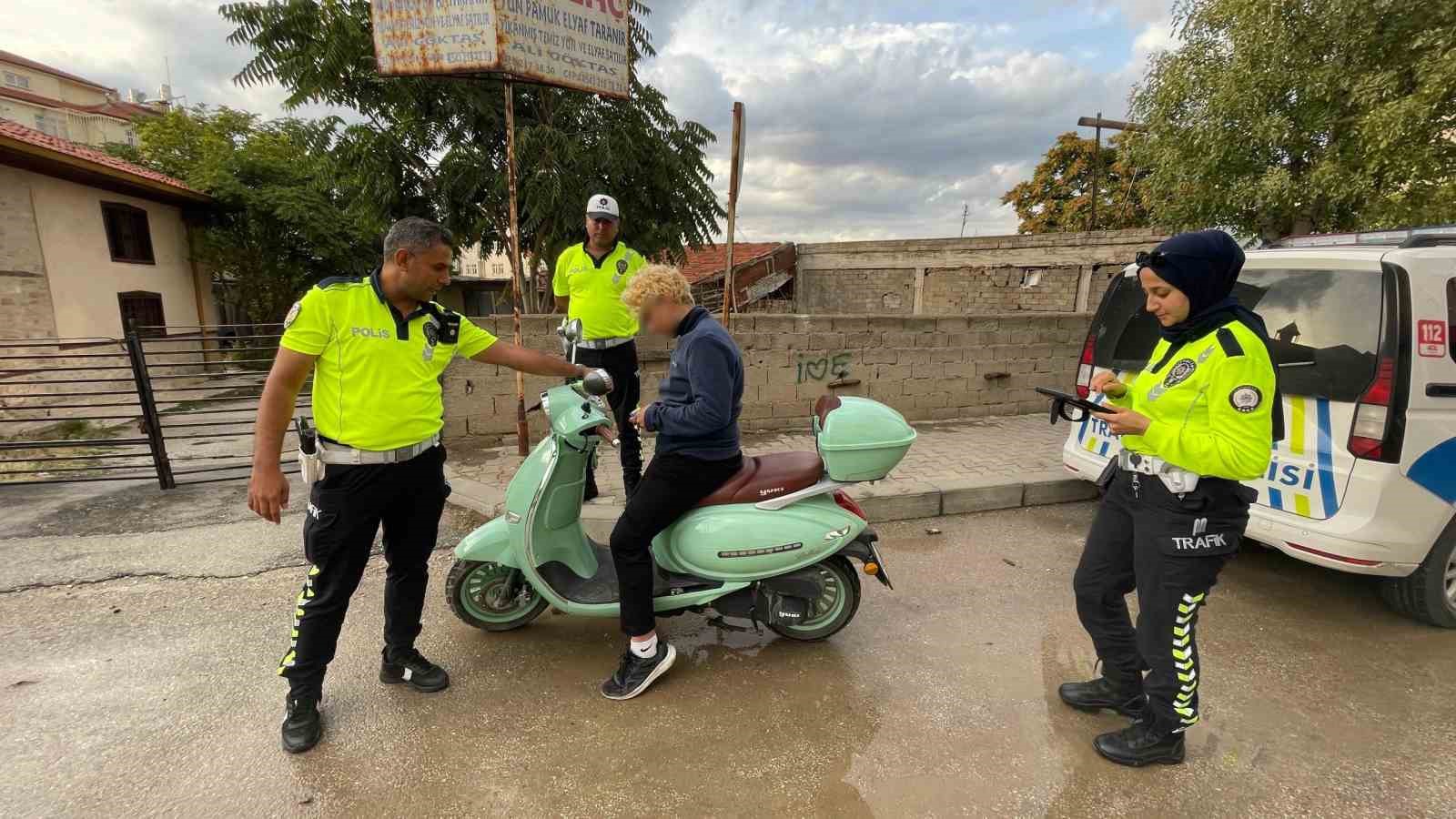 karaman-da-ters-yonde-giden-kasksiz-motosiklet-surucusune-12-bin-500-lira-ceza