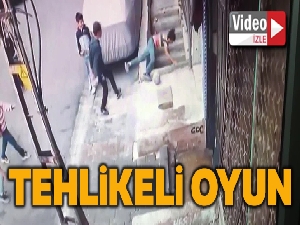 Oyun oynayan çocuğun merdiven boşluğuna düştüğü anlar kamerada