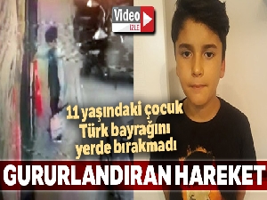Gururlandıran hareket: 11 yaşındaki çocuk Türk bayrağını yerde bırakmadı