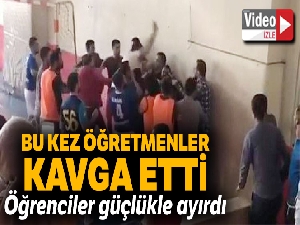 Öğretmenlerin kavgasını öğrenciler ayırdı
