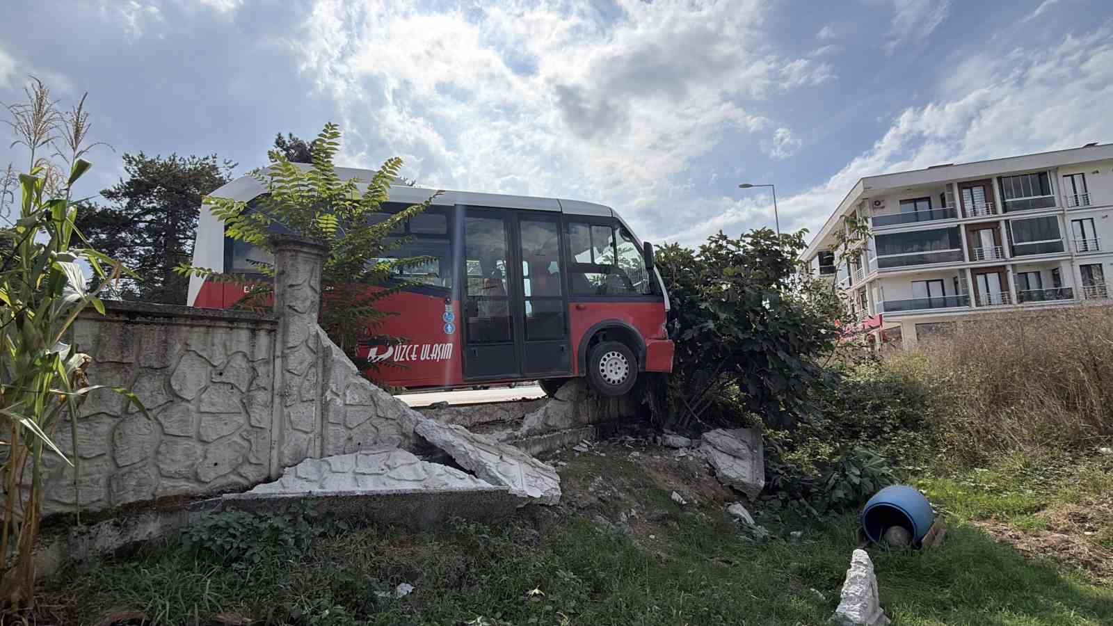 kopege-carpmamak-icin-manevra-yapan-halk-otobusu-duvara-carpti