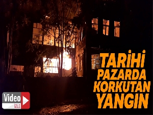 Tarihi pazarda korkutan yangın: 2 ahşap bina küle döndü