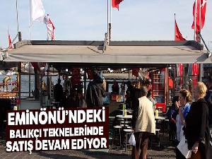 Eminönü'ndeki balıkçı teknelerinde satış devam ediyor