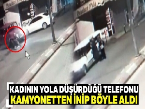 Kadının yola düşürdüğü telefonu kamyonetten inip böyle aldı