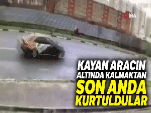 Yayalar ıslak yolda kayan aracın altında kalmaktan son anda kurtuldu