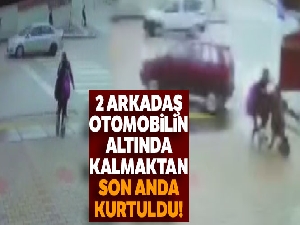 2 arkadaş otomobilin altında kalmaktan son anda kurtuldu