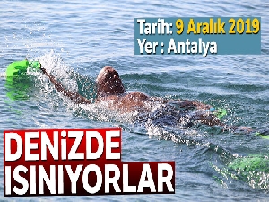 Antalyalılar denizde ısınıyor