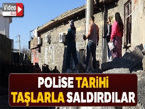 Diyarbakır'da mahalle sakinleri, çevik kuvvet ekibine 'tarihi' taşlarla saldırdı